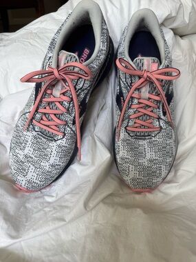Brooks women’s White and blue Knit Running Shoes with pink & blue laces & soles